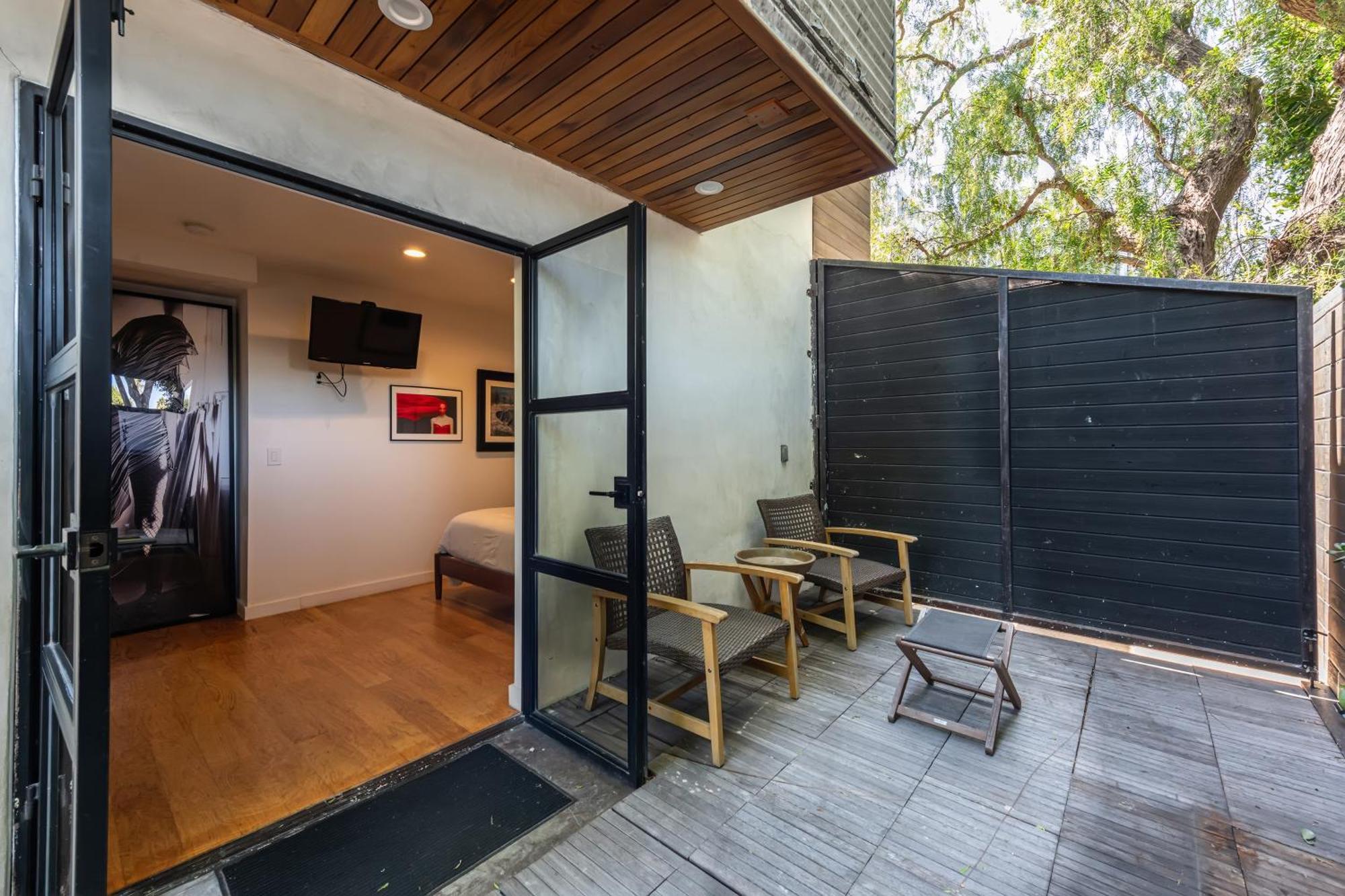 Venice With Large Private Patio Steps To The