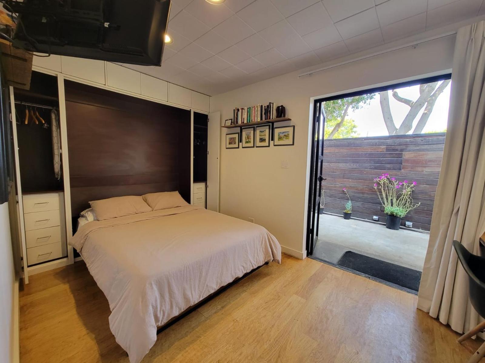 Venice With Large Private Patio Steps To The Los Angeles