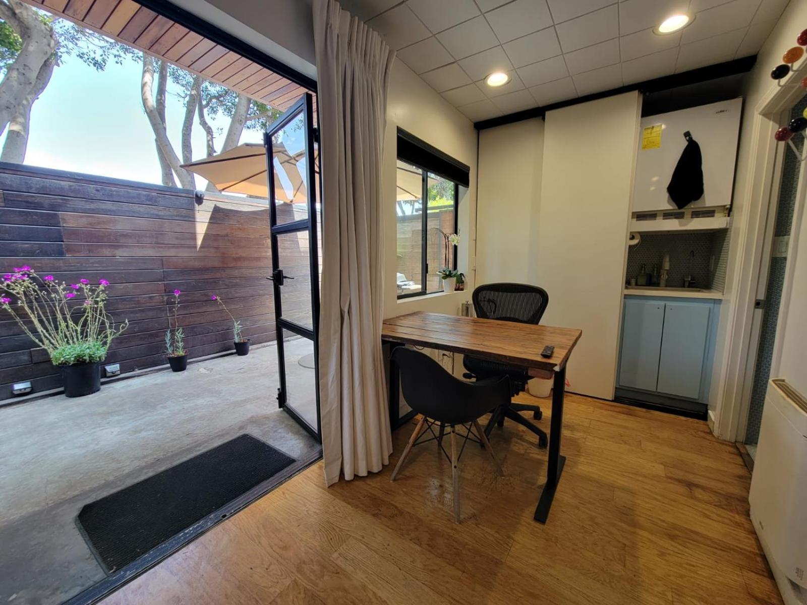Venice With Large Private Patio Steps To The